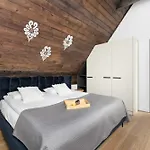 Luxury In With Mountain View And Air Conditioned Living By Renters Prestige *