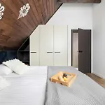 Luxury In With Mountain View And Air Conditioned Living By Renters Prestige *