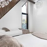 Lejlighed Luxury In With Mountain View And Air Conditioned Living By Renters Prestige