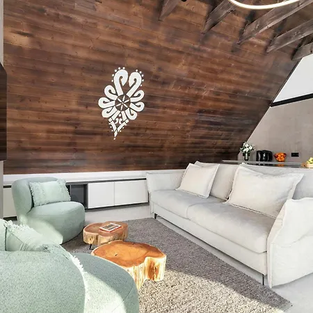 Luxury In With Mountain View And Air Conditioned Living By Renters Prestige
